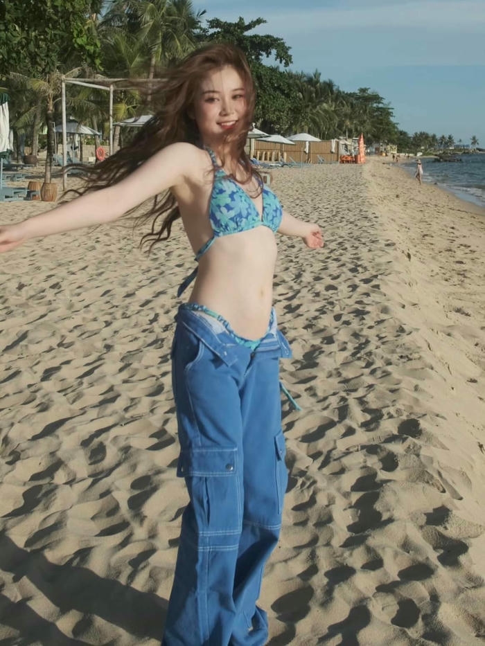 Ribi Sachi phong cách nữ sinh năng động cá tính