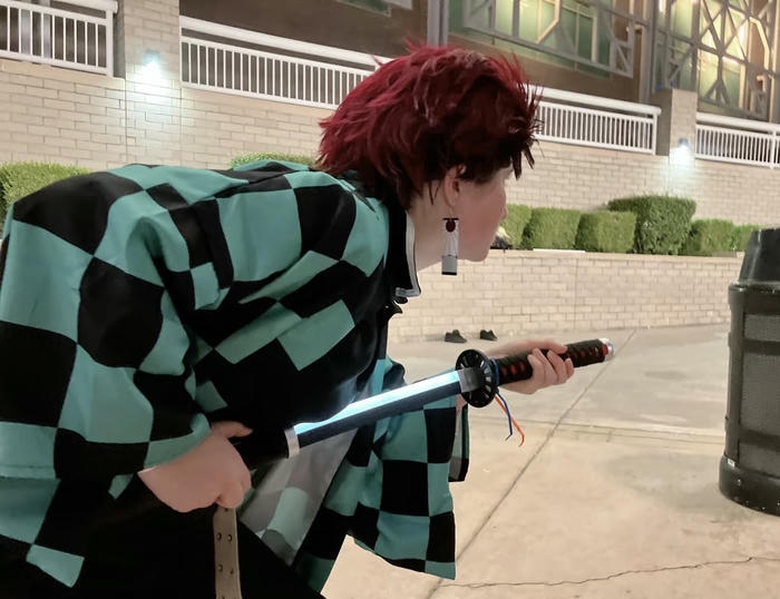 Tanjiro cosplay phong thái mạnh mẽ ngầu