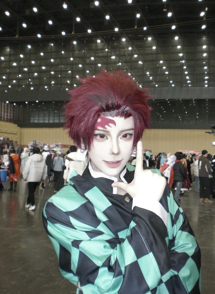 Tanjiro cosplay xinh trai ánh mắt hút