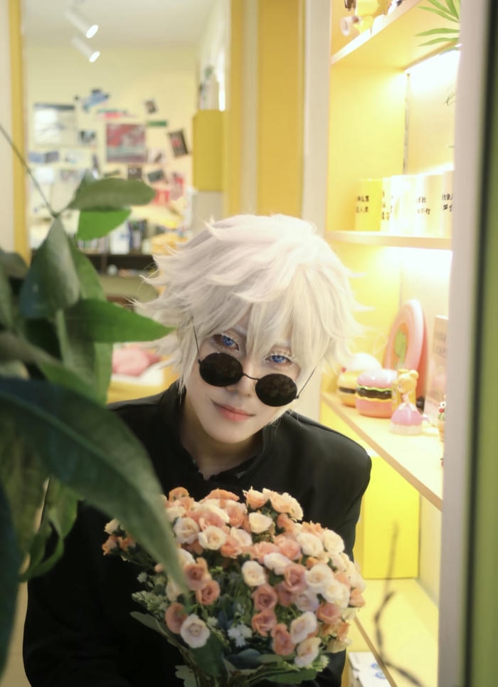Trai đẹp cosplay Gojo ánh mắt sắc bén