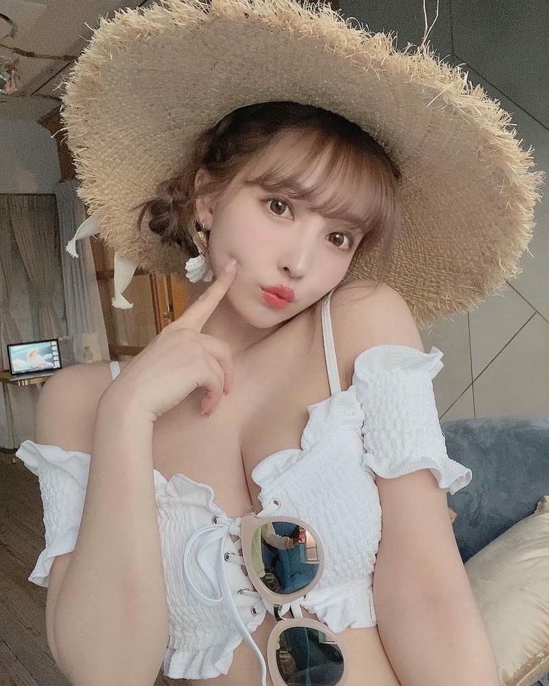 Ảnh Yua Mikami Sexy Đội Mũ Rộng Phong Cách