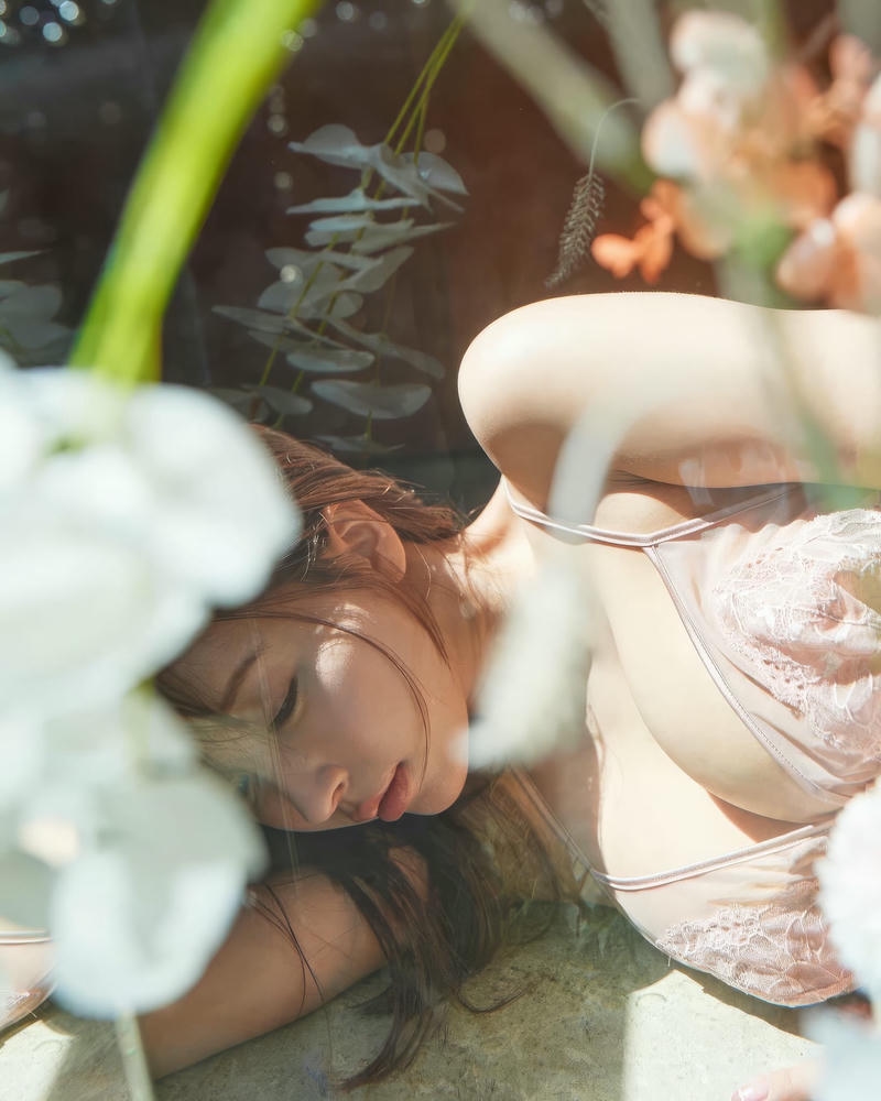 Ảnh Yua Mikami Sexy Tạo Dáng Hoa Nhẹ Nhàng