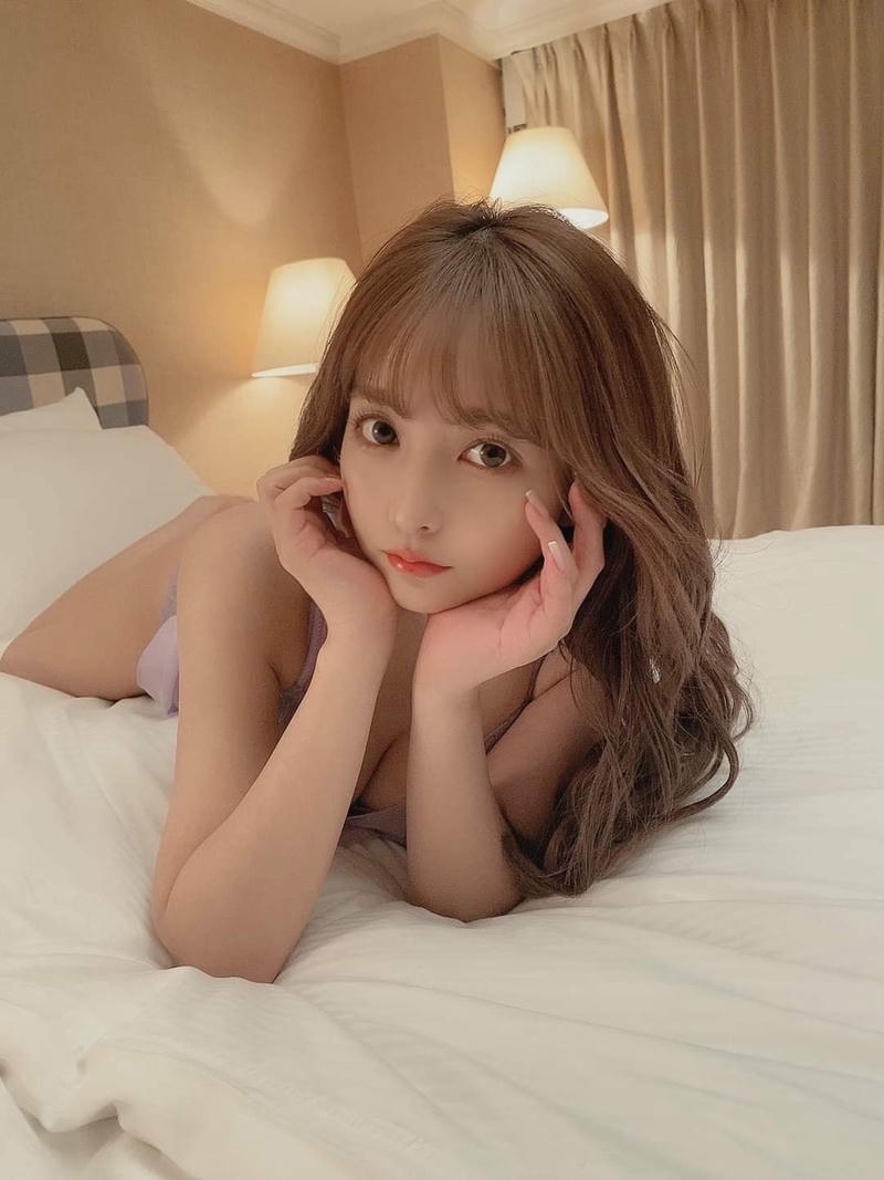Ảnh Yua Mikami Sexy Tạo Dáng Trên Giường Trắng
