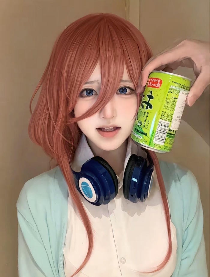 Ảnh cosplay Miku Nakano ánh mắt dịu