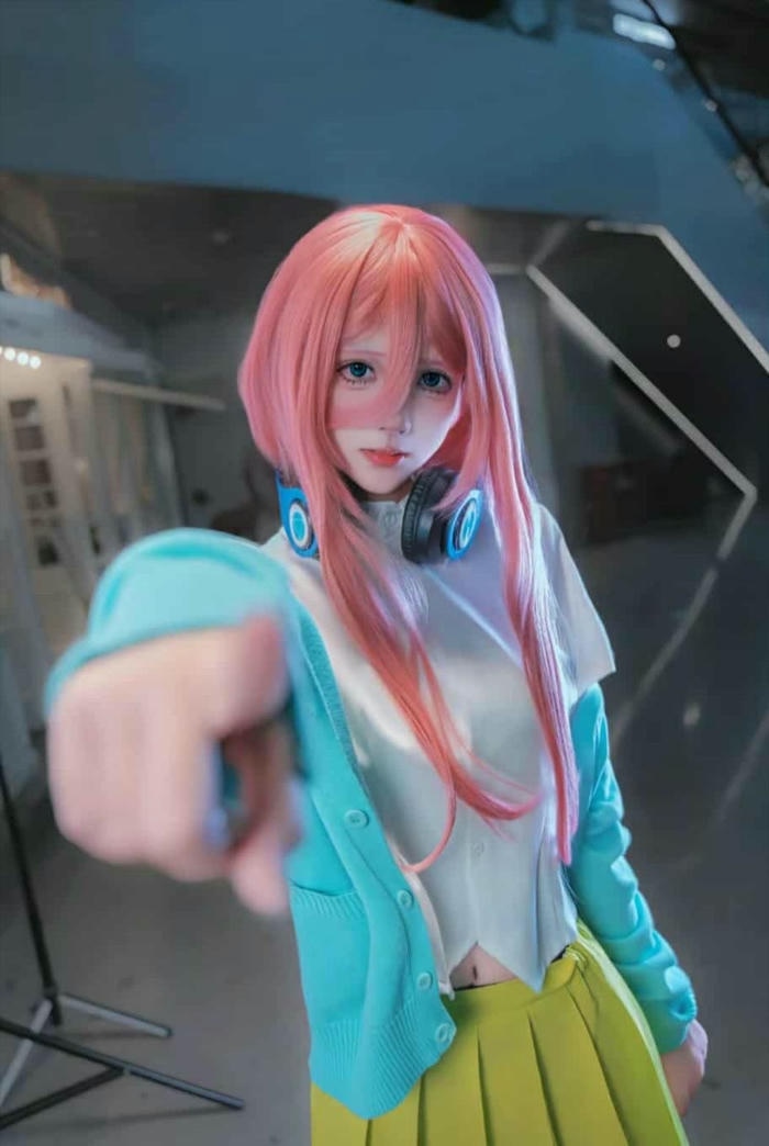 Cosplay Miku Nakano cute xinh ánh mắt dịu