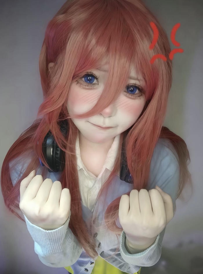 Cosplay Miku Nakano dễ thương ánh nhìn mềm