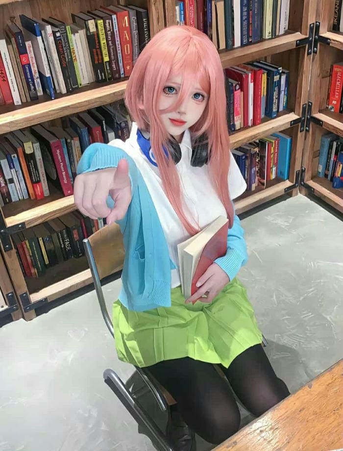 Cosplay Miku Nakano xinh đẹp ngọt ngào rạng