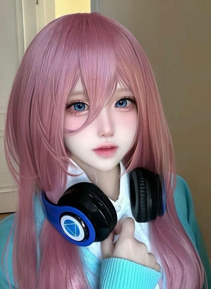 Hình Miku Nakano cosplay dễ thương ánh sáng
