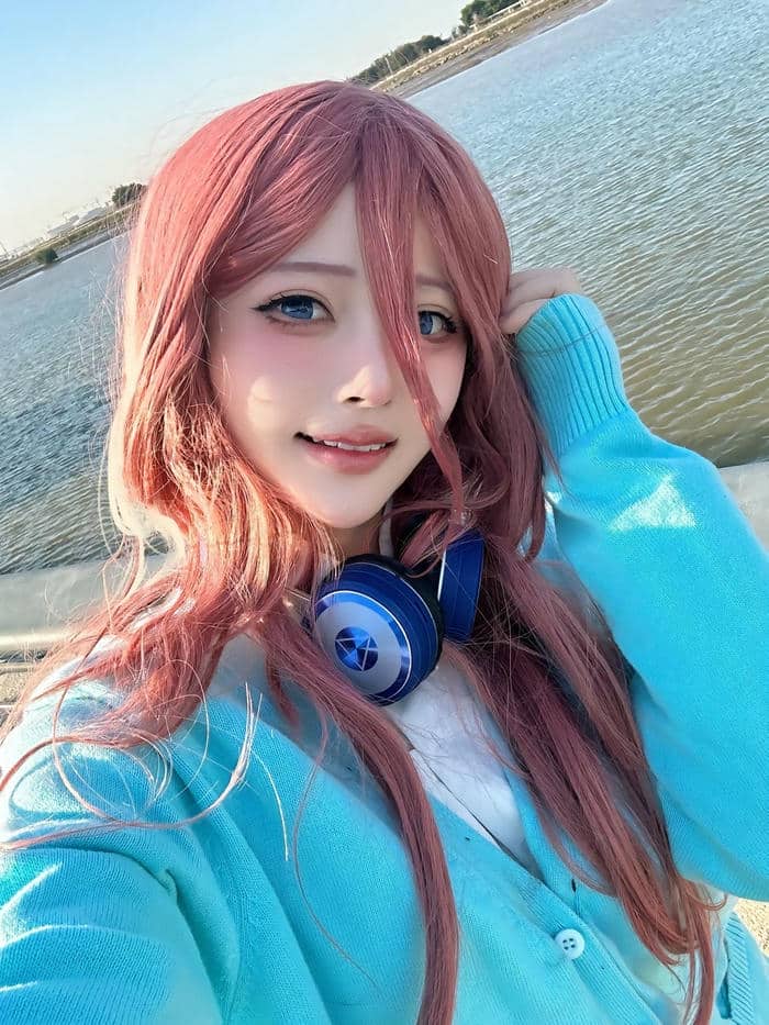 Hình ảnh Miku Nakano cosplay đáng yêu ánh mắt