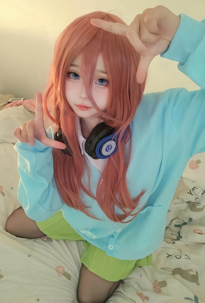 Hình cosplay Miku Nakano ánh mắt đáng yêu