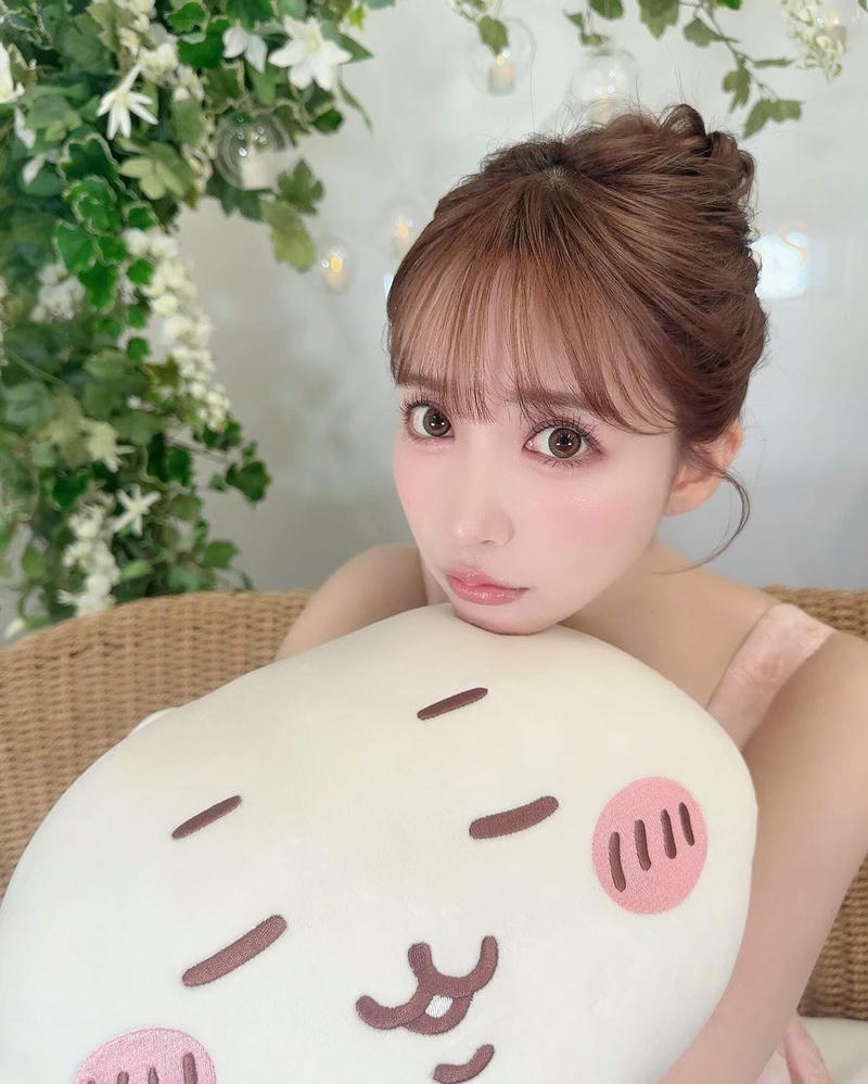 Yua Mikami Gợi Cảm Chụp Ảnh Cùng Gối