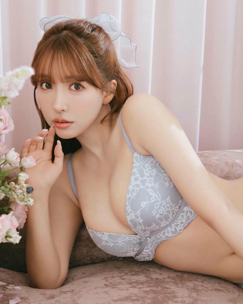 Yua Mikami Quyến Rũ Tạo Dáng Bàn Ăn