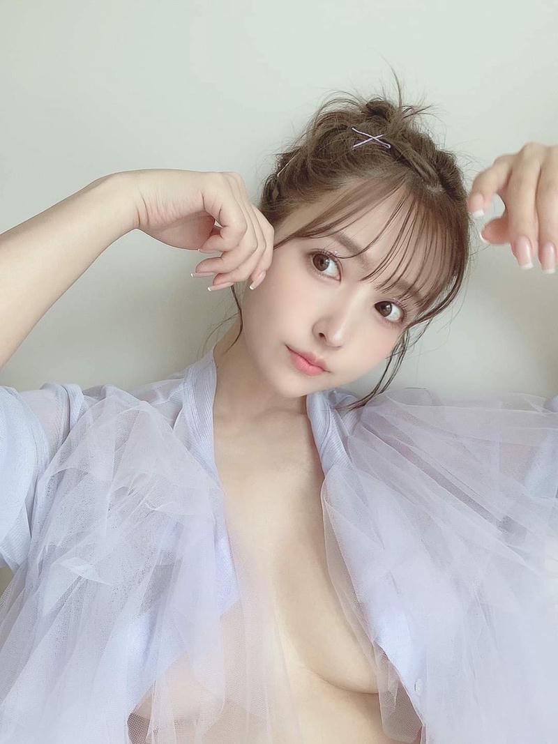 Yua Mikami Quyến Rũ Tạo Dáng Ngoài Trời