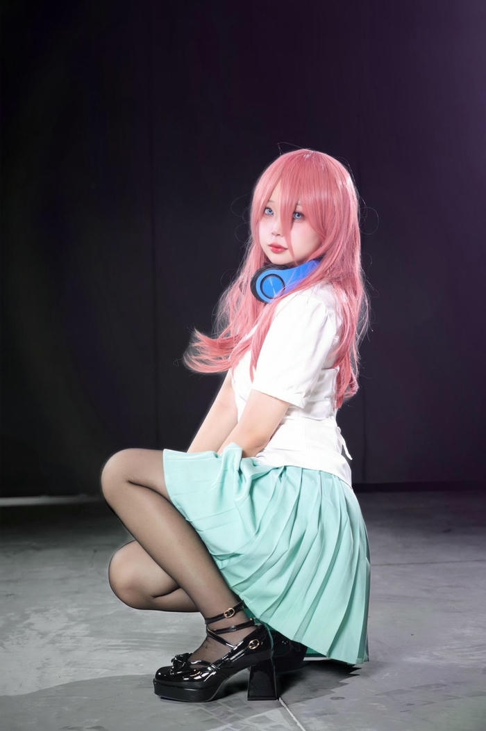 ảnh Miku Nakano cosplay dáng ngồi thướt tha