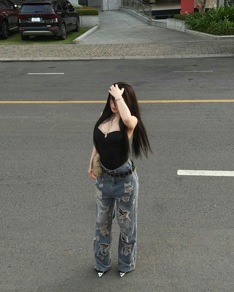 ảnh Trần Hà Linh đẹp full màu sắc tươi sáng